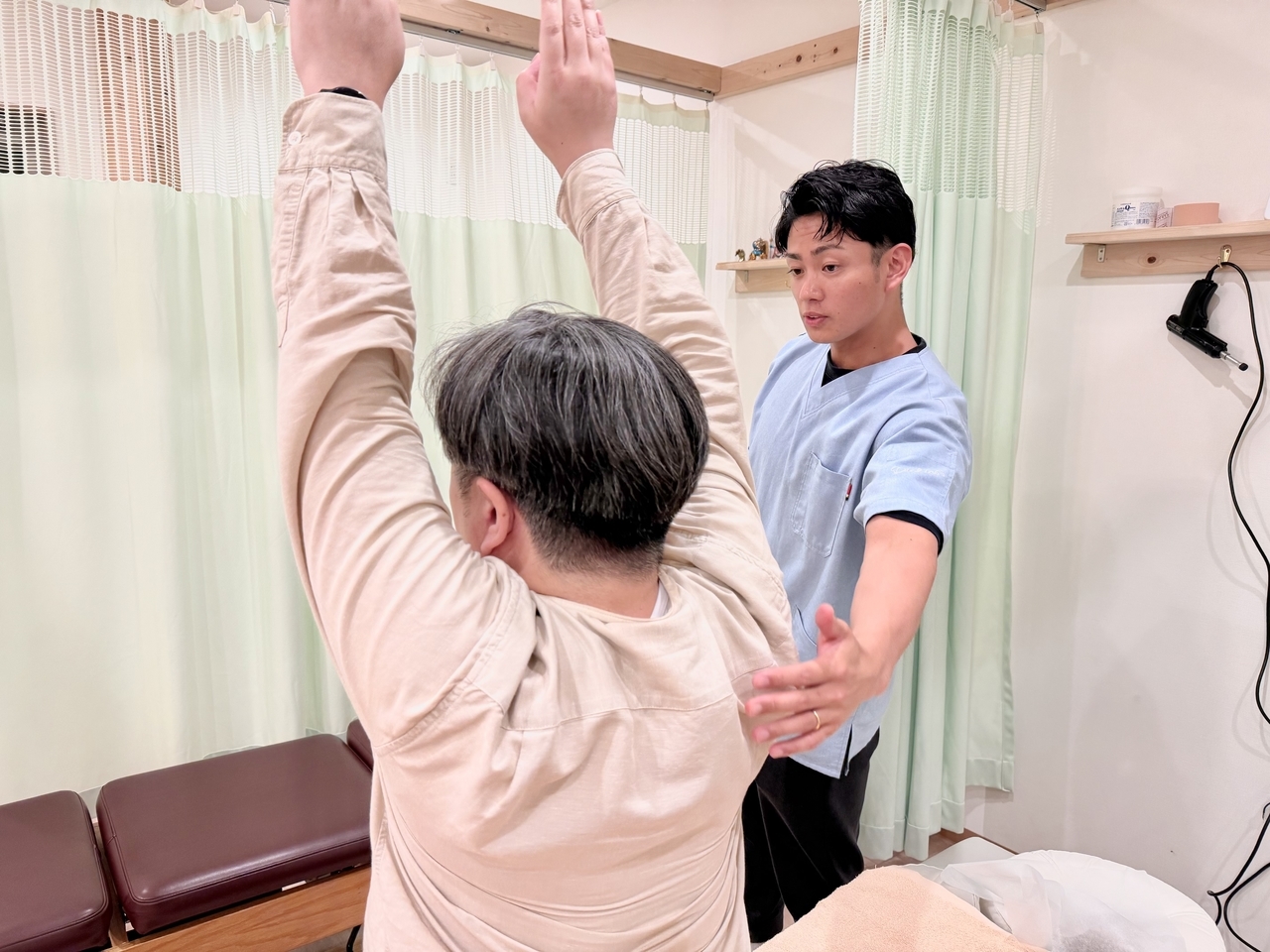 腰痛の再発予防のために上福岡みつばち美容整骨院が指導する自宅での骨盤・股関節ストレッチ方法