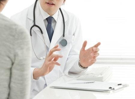 「施術後の体の変化を確認しながら姿勢やセルフケア方法を丁寧に説明する様子（上福岡みつばち美容整骨院）」