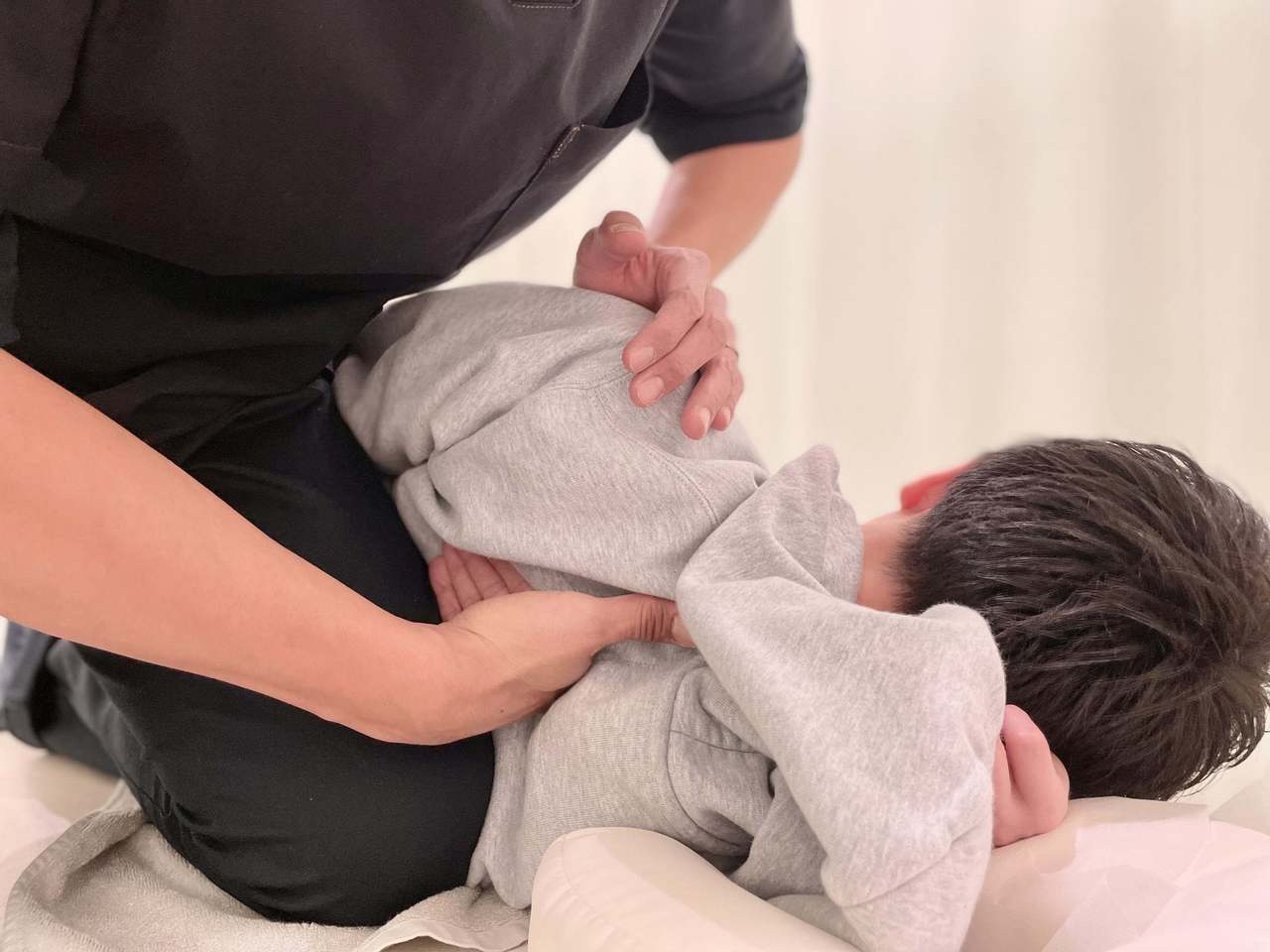 「一人ひとりの体に合わせた『深層筋リリース』と『骨盤矯正』で根本改善を目指す施術風景（上福岡みつばち美容整骨院）」