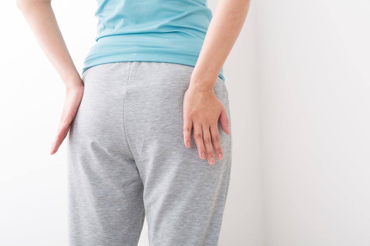 「坐骨神経痛や産後の骨盤の歪みに対応する上福岡の整骨院。骨盤調整と深層筋リリースによるケアの施術写真」