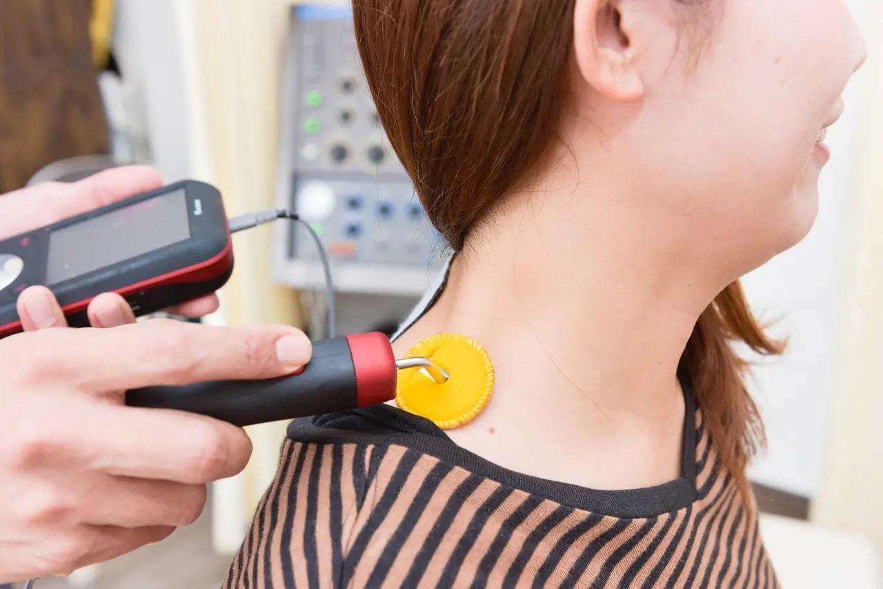 「保険適用で痛みの根本改善とリラックス効果を目指す施術風景（上福岡みつばち美容整骨院）」