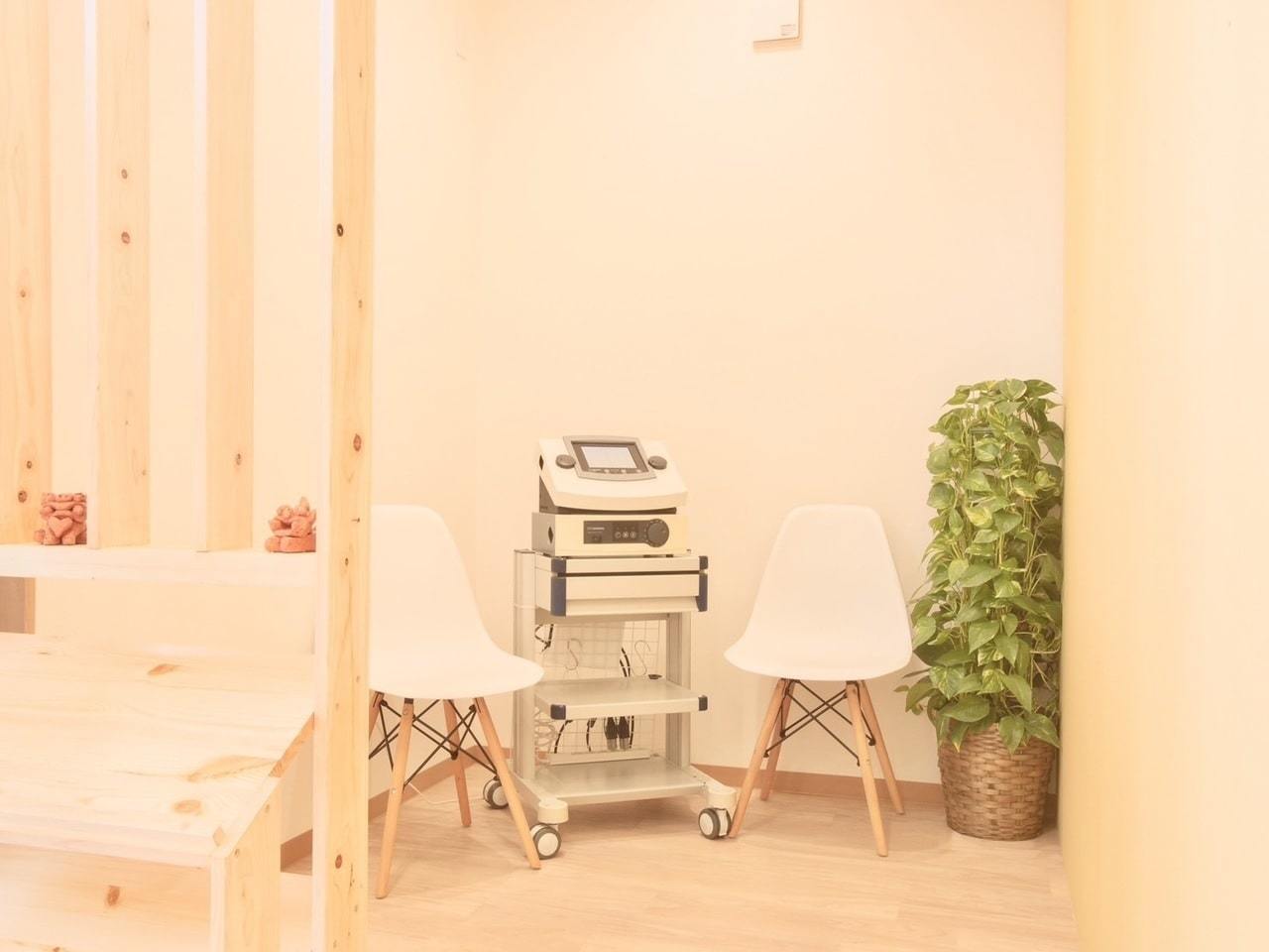 「清潔感と木の温もりがある院内で、アロマが香るリラックス空間（上福岡みつばち美容整骨院）」