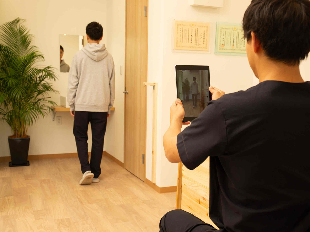 「初回の問診と歩行チェックで体の歪みや姿勢のクセを丁寧に確認（上福岡みつばち美容整骨院）」