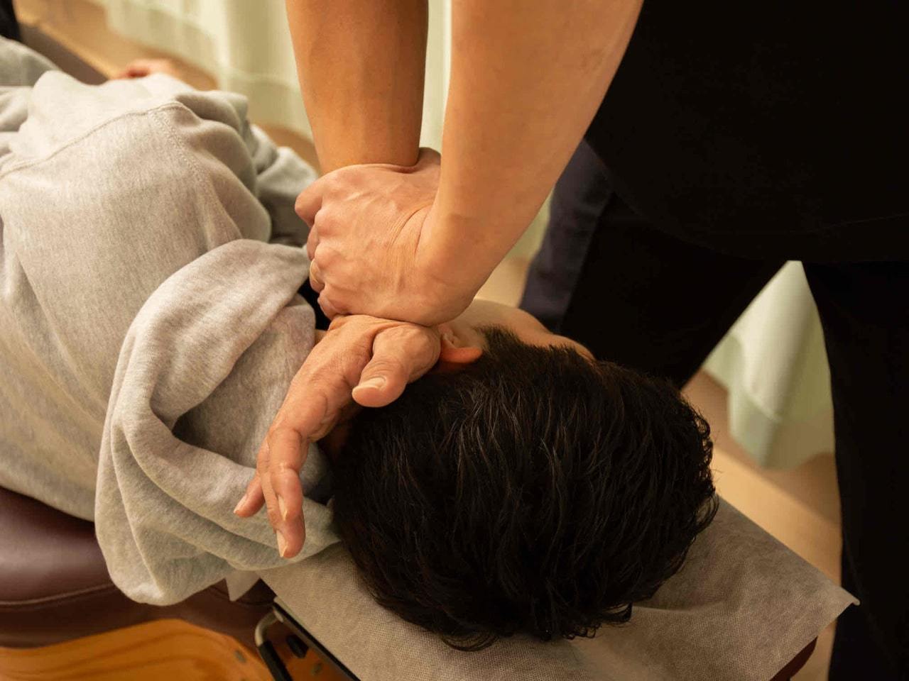 「交通事故によるむち打ち・首肩の痛みに対応する専門施術（上福岡みつばち美容整骨院）」