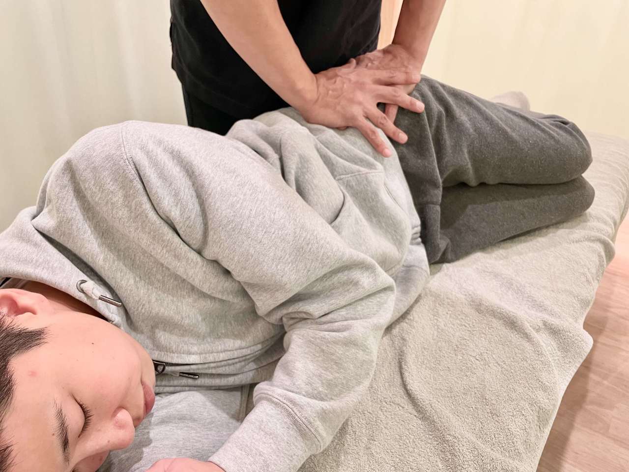 深層筋リリースによる本格手技施術風景　ふじみ野市上福岡　美容整骨院