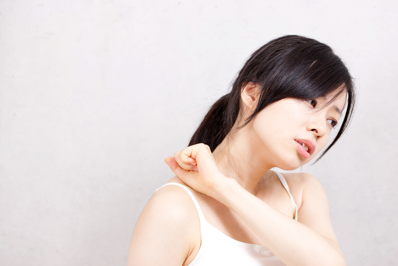 肩こりや巻き肩による首・肩の痛みで悩む女性のイメージ。上福岡みつばち美容整骨院が深層筋アプローチで肩まわりの不調を根本改善する施術コンセプトを示す画像
