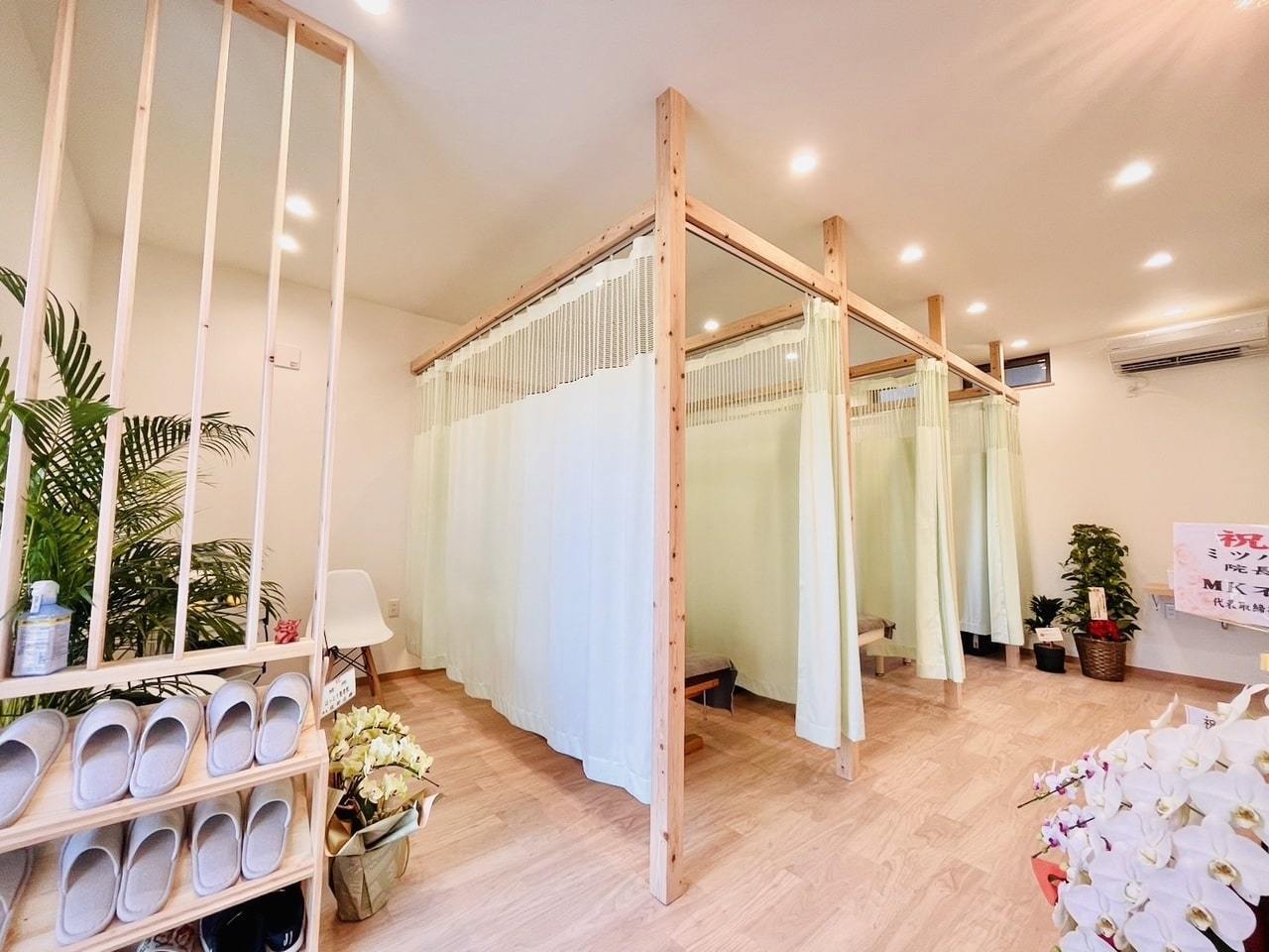 清潔感ある待合室と北欧風インテリア　オリジナルアロマ香る上福岡みつばち美容整骨院