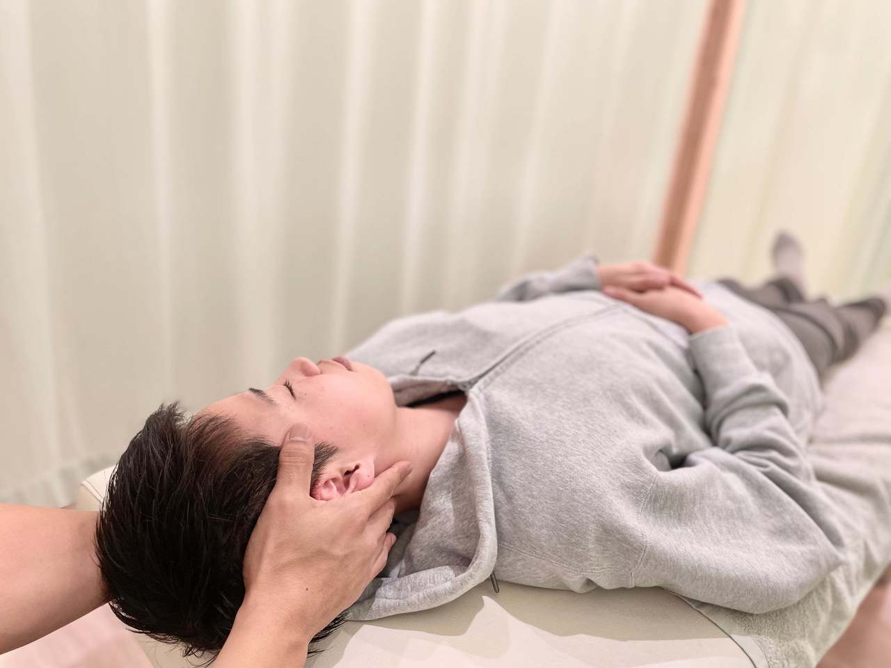 「首や肩のコリを『深層筋リリース』で根本改善する施術風景（上福岡みつばち美容整骨院）」